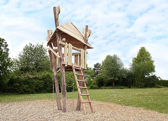 großes Baumhaus aus Robinie für Schulkinder geeignet