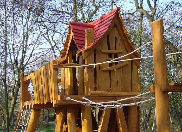 Witch`s Tree House with climbing net and rope bridge