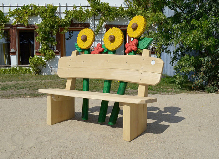 rustikale Holzbank zum Thema Sonnenblumen