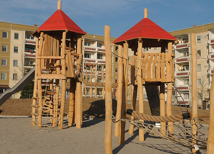 Spieltürme der Spielanlage Mammut - geeignet für große öffentliche Plätze