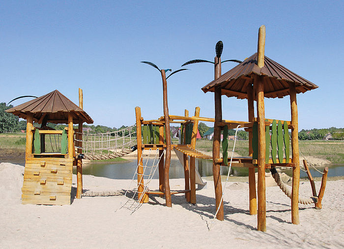 individuelle Spielplatzgestaltung aus Robinienholz zum Thema Inselspaß