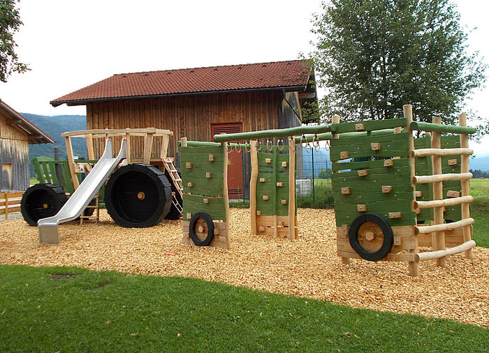 Climbing frame with climbing wall – tractor trailer