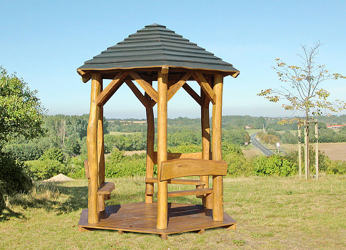 Holzpavillon mit drei Sitzbänken