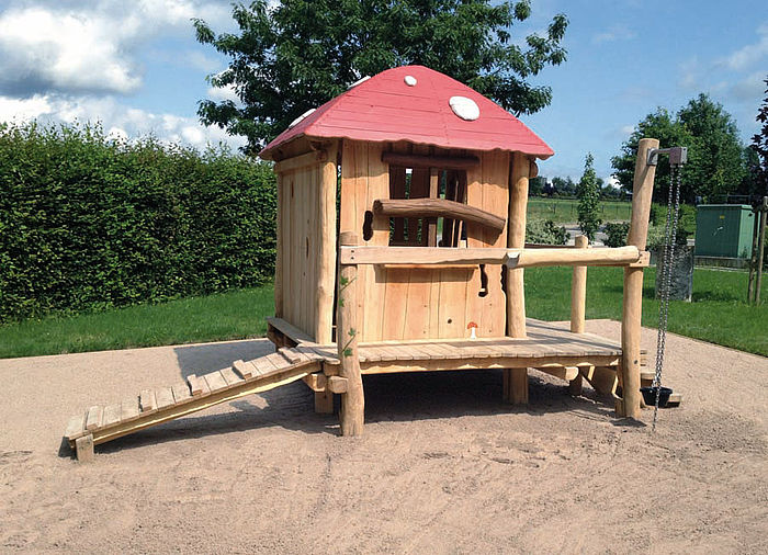 Spielhaus aus Holz mit Sandaufzug