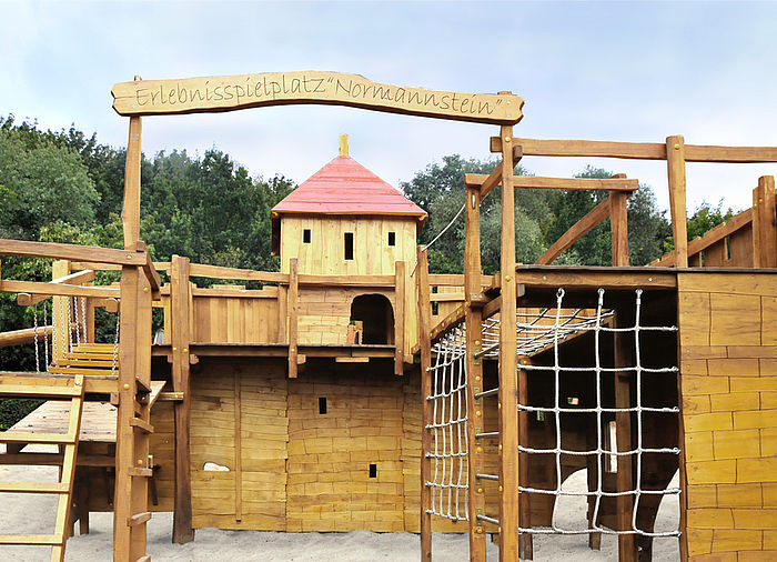 Spielplatz Burganlage mit Kletternetzen