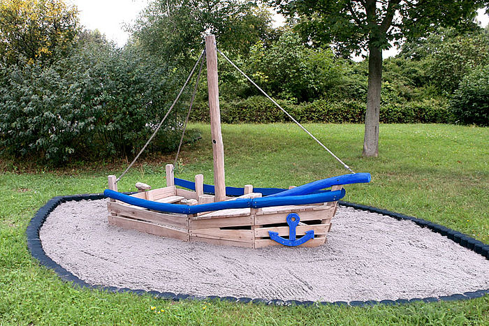Holzspielschiff Segeljolle