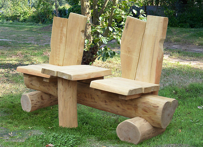 Bench with table between seats made of robinia wood