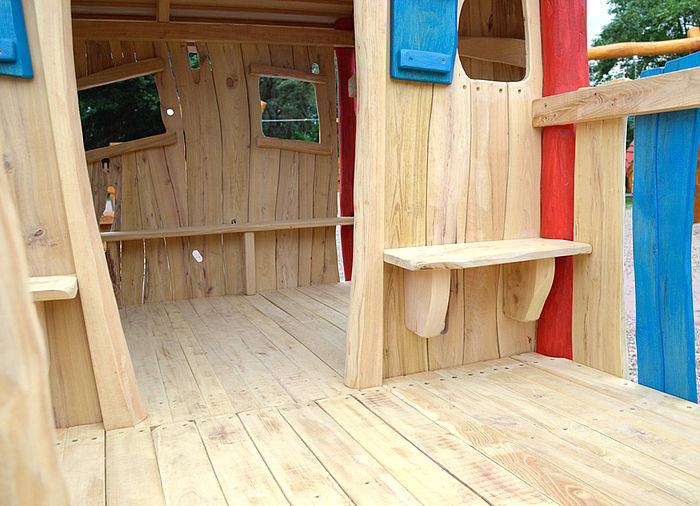 Spielhaus aus Robinienholz mit Terrasse