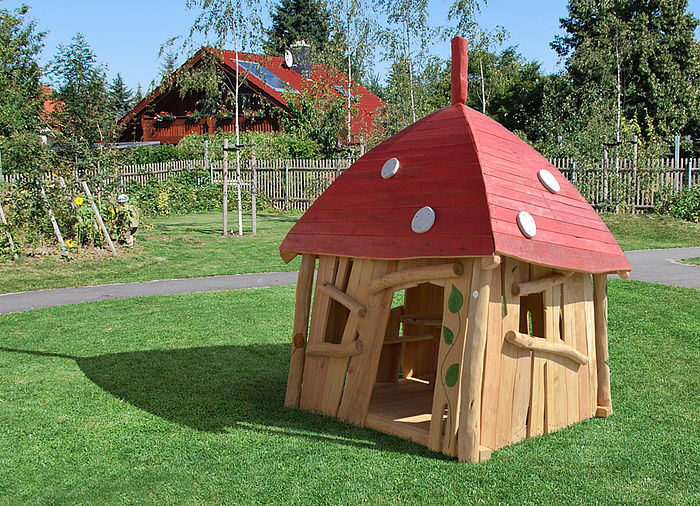 Playhouse with table and bench – suitable for toddler