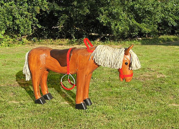 Spielskulptur Pferd lieb aus Robinienholz