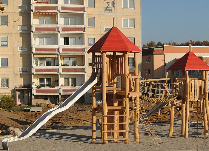 all-round play area with many climbing and balancing elements