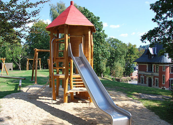 Burgwall Spielturm - für das Außengelände der Grundschule geeignet