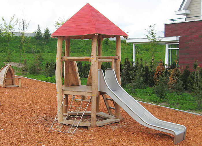 Play tower made of Robinia wood – suitable for nurseries