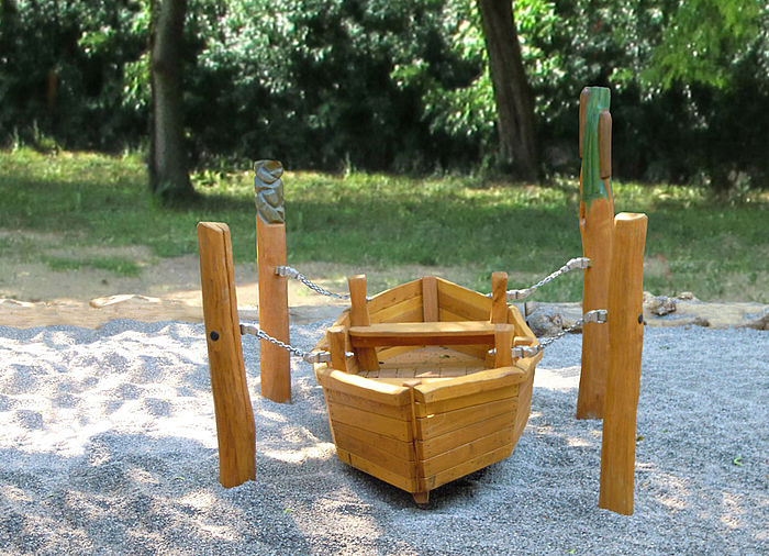 Wobbly Canoe on chains of Ziegler Playgrounds