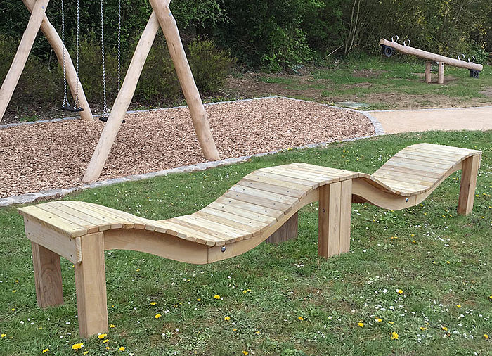 Wave bench made of Robinia wood